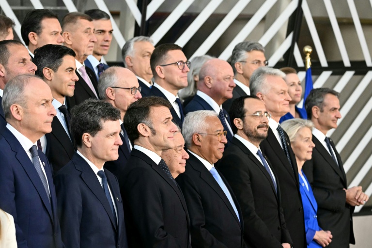 Le secrétaire général de l'ONU, Antonio Guterres (c) et les leaders européens réunis à Bruxelles, le 19 mars 2026