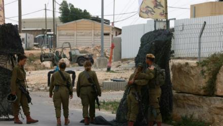 Des soldats israéliens à l'entrée de la base militaire du mont Harif, près de Mitzpe Ramon, dans le sud du désert du Néguev, à la frontière avec l'Egypte, le 3 juin 2023