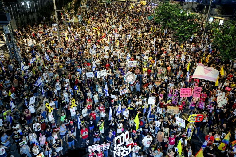 Des manifestants appellent à agir pour obtenir la libération des Israéliens retenus en otages dans la bande de Gaza et un cessez-le-feu dans la guerre contre le Hamas, devant le siège du ministère de la Défense à Tel-Aviv, le 23 août 2025