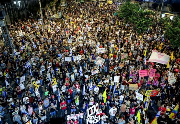 Des manifestants appellent à agir pour obtenir la libération des Israéliens retenus en otages dans la bande de Gaza et un cessez-le-feu dans la guerre contre le Hamas, devant le siège du ministère de la Défense à Tel-Aviv, le 23 août 2025