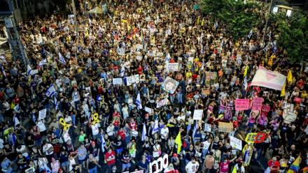 Des manifestants appellent à agir pour obtenir la libération des Israéliens retenus en otages dans la bande de Gaza et un cessez-le-feu dans la guerre contre le Hamas, devant le siège du ministère de la Défense à Tel-Aviv, le 23 août 2025