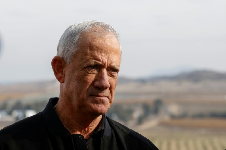 Le chef du parti israélien Union nationale (centre droit), Benny Gantz, s'adresse aux journalistes lors d'une visite dans une zone située en face des territoires syriens, dans les hauteurs du Golan annexées par Israël, le 8 décembre 2024