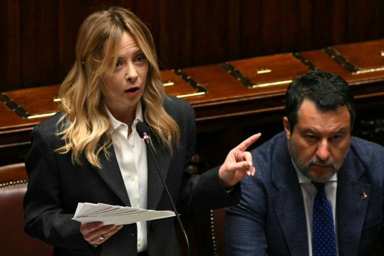 La Première ministre italienne, Giorgia Meloni, s'exprime aux côtés du vice-Premier ministre et ministre des Infrastructures, Matteo Salvini, à la Chambre des députés du Parlement italien, à Rome, le 9 avril 2026
