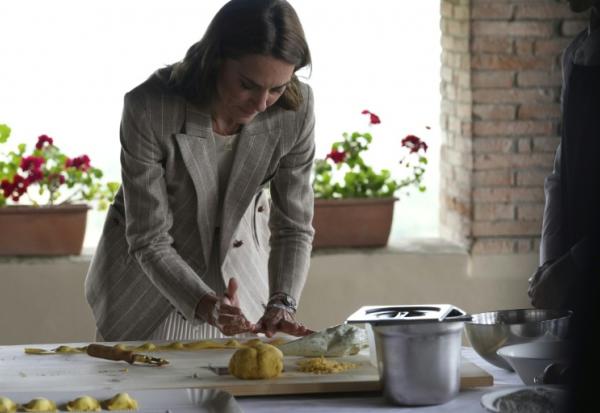La princesse Kate prépare des "tortelli" au gîte rural "Al Vigneto", lors de son séjour de deux jours à Reggio Emilia, le 14 mai 2026 en Italie