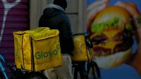 Un cycliste travaillant pour le service de livraison de repas Glovo dans une rue de Milan, le 11 janvier 2024 en Italie