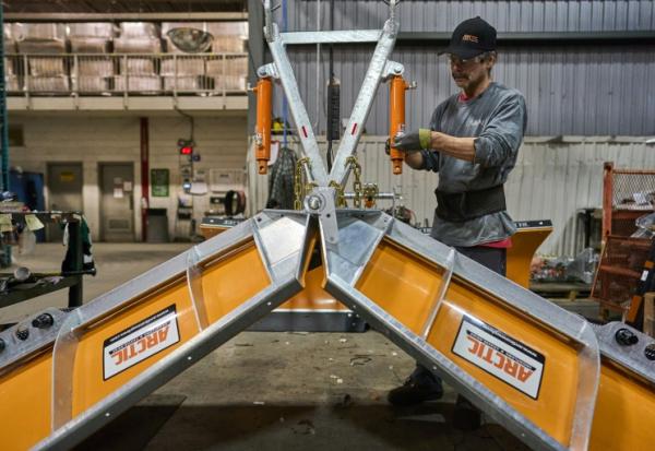 Un ouvrier dans l'usine de Arctic Snowplows à London en Ontario au Canada, le mercredi 10 décembre 2025