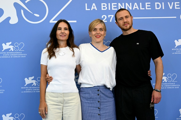 De gauche à droite : l'actrice française Virginie Ledoyen, la réalisatrice française Valérie Donzelli et l'acteur français Bastien Bouillon assistent au photocall du film