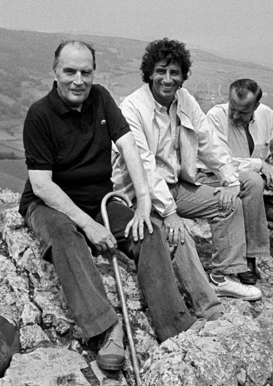 Photo prise le 30 mai 1982 de l'ex-président François Mitterrand (G) en compagnie de Jack Lang (C) lors de la traditionnelle ascension de la Roche de Solutré, en Saône-et-Loire