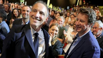 Le leader du parti Place publique et député européen Raphaël Glucksmann (g) et le sénateur écologiste Yannick Jadot (d) lors d'un rassemblement à Aubervilliers, le 13 juin 2026 en Seine-Saint-Denis