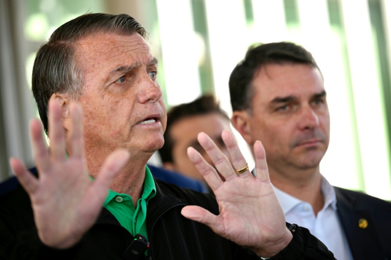 L'ex-président brésilien Jair Bolsonaro et son fils, le sénateur Flavio Bolsonaro (à droite), le 17 juillet 2025 à Brasilia