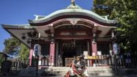 Un chat vêtu d’un kimono est assis au sanctuaire Ichigaya Kamegaoka Hachimangu, à Tokyo, le 31 octobre 2026