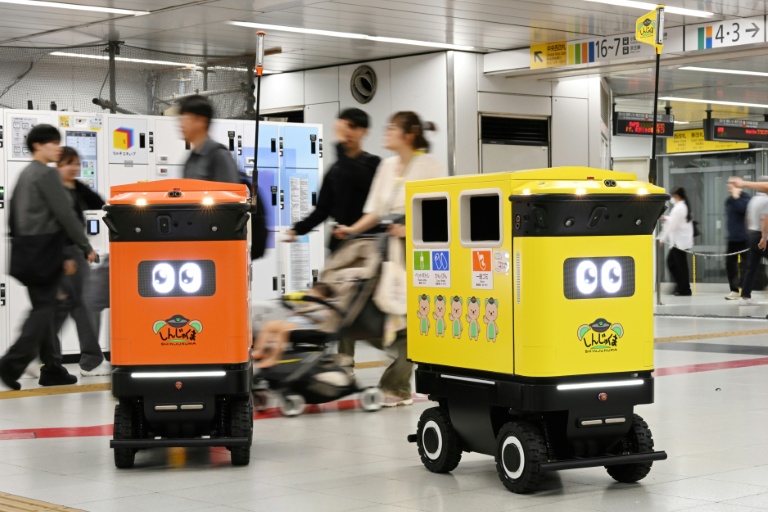 Des poubelles robotisées mobiles sont photographiées lors d'essais menés au complexe de transport de la gare de Shinjuku, à Tokyo, le 18 septembre 2026