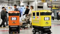 Des poubelles robotisées mobiles sont photographiées lors d'essais menés au complexe de transport de la gare de Shinjuku, à Tokyo, le 18 septembre 2026