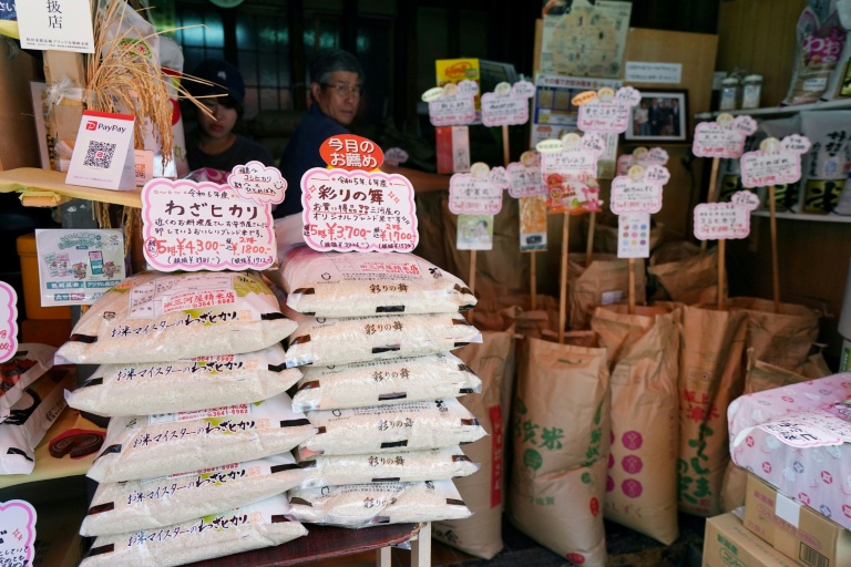 Des sacs de riz en vente dans un magasin de Tokyo, le 18 juillet 2025