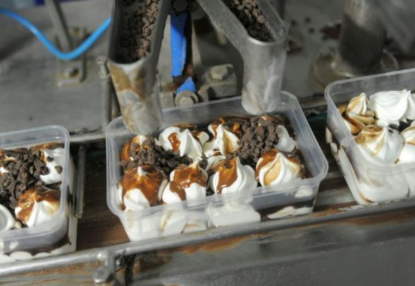 Une ligne de production de crème glacée dans une usine