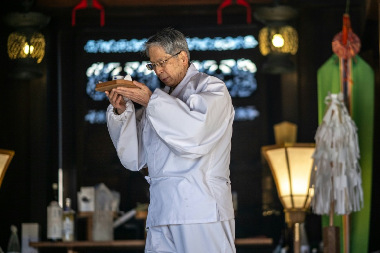 Kiyoshi Miyasaka, prêtre du culte shinto, lors d'une cérémonie dans le temple de Yatsurugi, le 29 janvier 2026 dans la préfecture de Nagano, dans le centre de l'archipel 