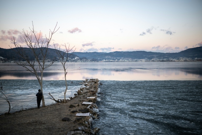 Vue du lac Suwa, le 29 janvier 2026 dans la préfecture de Nagano, dans le centre du Japon 