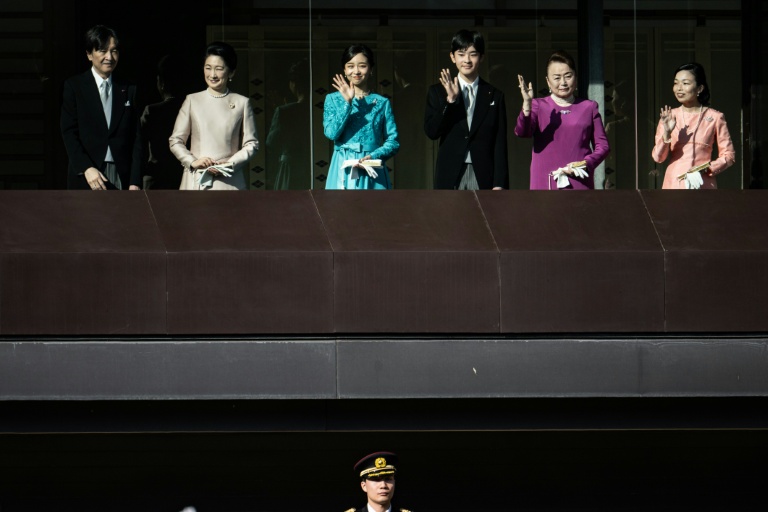 (g-d) Le prince héritier Akishino, la princesse héritière Kiko, la princesse Kako, le prince Hisahito, la princesse Nobuko et la princesse Akiko lors de la cérémonie traditionnelle de vœux du Nouvel An de la famille impériale, le 2 janvier 2026 à Tokyo