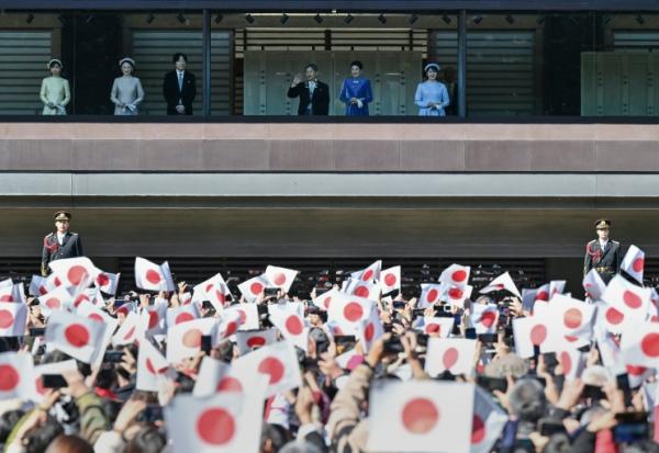 L'empereur Naruhito (3e d), l'impératrice Masako (2e d), leur fille la princesse Aiko (d), le prince héritier Akishino (3eg), la princesse héritière Kiko (2e g) et leur fille la princesse Kako (g) au balcon du palais impérial, à l'occasion du 65e anniversaire de l'empereur, le 23 février 2025 à Tokyo
