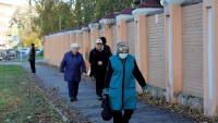 Une femme portant un masque de protection passe devant l'Institut de lutte contre la peste dans la ville d'Irkoutsk, le 7 octobre 2026