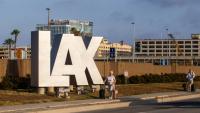 Des passagers avec leurs bagages près du Los Angeles International Airport (LAX), à Los Angeles, en Californie le 15 mai 2026
