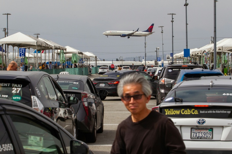 Des taxis attendent les clients dans une zone dédiée au Los Angeles International Airport (LAX) de Los Angeles, en Californie, le 15 mai 2026