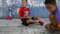 Juan Jose Guilarte, 10 ans, joue aux billes avec un camarade à La Havane, le 25 avril 2026 à Cuba