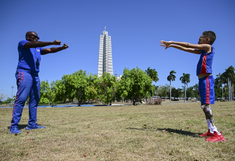 Juan José Guilarte avec son entraîneur, Albert Luis Campbell, pendant une session de pentathlon à La Havane, le 16 avril 2026 à Cuba