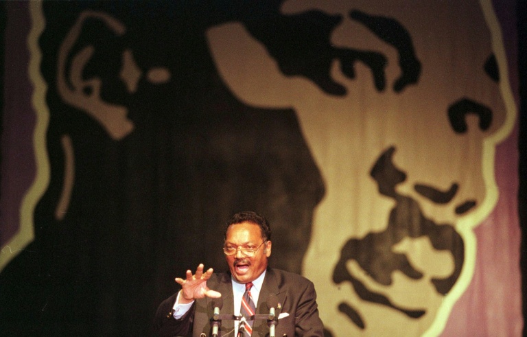 Le révérend Jesse Jackson lors d'un rassemblement à Memphis, dans le Tennessee, le 4 avril 1998, après une marche organisée en hommage au Dr Martin Luther King, figure emblématique de la lutte pour les droits civiques, assassiné il y a 30 ans