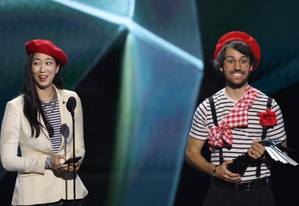 Jennifer Svedberg Yen (g) et Guillaume Broche, créateurs du jeu vidéo "Clair Obscur: Expedition 33", reçoivent le trophée de la Meilleure narration lors des Game Awards au Peacock Theater, à Los Angeles, le 11 décembre 2025