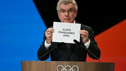 Le président du Comité international olympique (CIO) Thomas Bach annonce l'élection des Alpes françaises pour organiser les Jeux olympiques d'hiver 2030 le 24 juillet 2024
