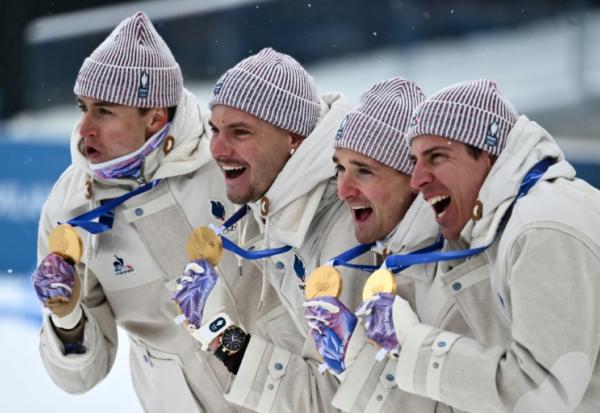Les Français Eric Perrot, Emilien Jacquelin, Fabien Claude et Quentin Fillon Maillet (de gauche à droite) avec leurs médailles d'or de champions olympiques de relais le 17 février 2026 à Anterselva