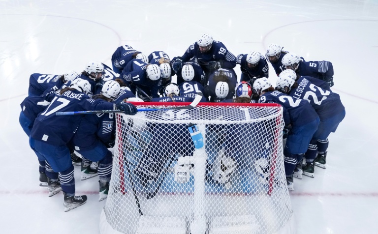 Les joueuses de l'équipe de France de hockey se rassemblent avant un match lors des Jeux olympiques d'hiver à Milan, le 8 février 2026
