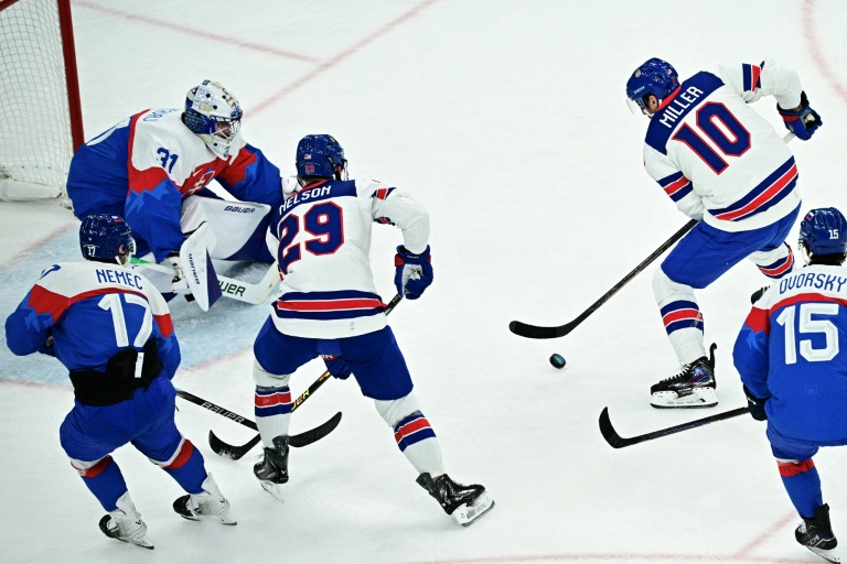 L'Américain JT Miller tir au but lors de la demi-finale du tournoi olympique des JO-2026 contre la République tchèque le 20 février 2026 à Milan