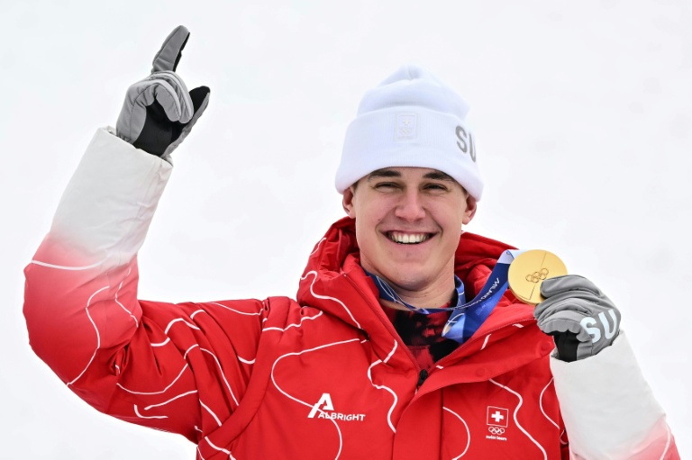 Le skieur suisse Franjo von Allmen sur le podium après sa victoire dans le Super-G des JO-2026, à Bormio, le 11 février 2026