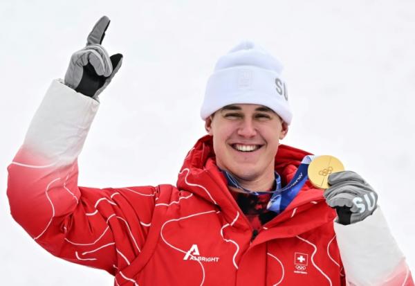Le skieur suisse Franjo von Allmen sur le podium après sa victoire dans le Super-G des JO-2026, à Bormio, le 11 février 2026
