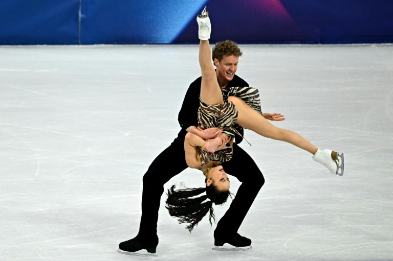 L'Américaine Madison Chock et son partenaire Evan Bates lors de l'épreuve de danse rythmique aux Jeux de Milan Cortina, le 9 février 2026 