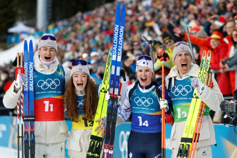 (De gauche à droite): Éric Perrot, Lou Jeanmonnot, Julia Simon et Quentin Fillon Maillet après leur titre sur le relais mixte des JO-2026, à Anterselva, en Italie, le 8 février 2027