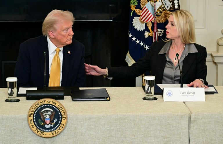 Le président américain Donald Trump écoute sa ministre de la Justice, Pam Bondi, lors d'une réunion à la Maison Blanche à Washington, le 23 octobre 2025