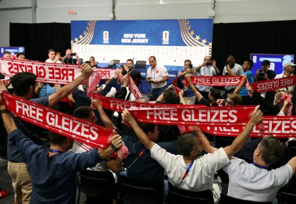 Des journalistes français montrent leur soutien à Christophe Gleizes, journaliste français emprisonné, au New York/New Jersey Stadium d'East Rutherford, le 15 juin 2026