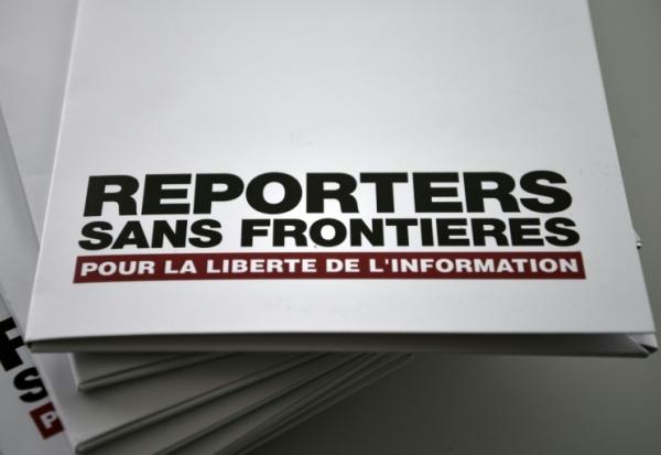 Bandeau noir en Une du journal, message en page d'accueil du site internet ou éditoriaux: plus de 250 médias dans 70 pays participent lundi à une opération pour dénoncer le nombre de journalistes tués à Gaza, à l'appel de Reporter Sans Frontières (RSF) et de l'ONG Avaaz