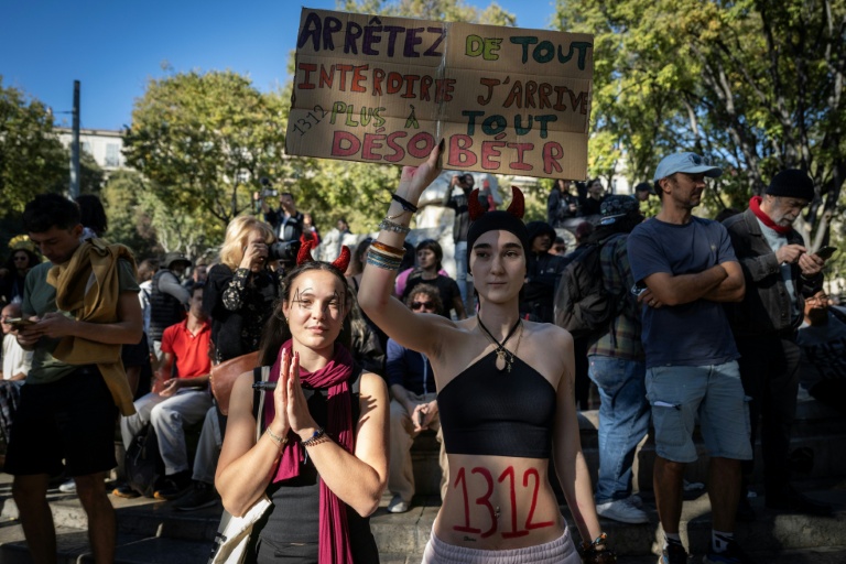 Des manifestants lors de la nouvelle journée de mobilisation pour le pouvoir d'achat et la défense des services publics, le 31 octobre 2026 à Marseille 