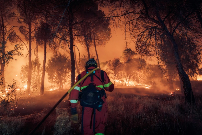 Cette photo fournie, diffusée le 26 juillet 2026 et prise le 24 juillet 2026 par l’Unité militaire d’urgence (UME) espagnole, montre des membres de l’UME combattant un incendie de forêt près de Navas del Rey, à 55 kilomètres au sud-ouest de Madrid