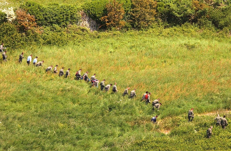 Des gendarmes font une battue le 21 Mai 2004 près de la mare de Guérande, en Loire-Atlantique, dans laquelle a été retrouvé le corps de Jonathan, 11 ans