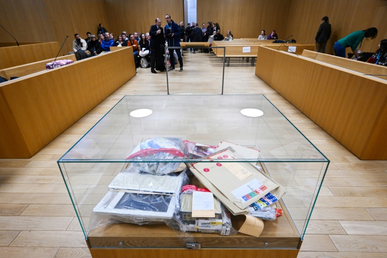 Photo de la salle de la cour d'assises des Landes de Mont-de-Marsan où s'est ouvert le procès d'une mère accusée d'avoir empoisonné ses filles aux médicaments le 24 novembre 2025