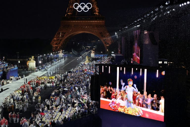 La scène de Dionysos sur un écran géant lors de la cérémonie d'ouverture des Jeux de Paris, le 26 juillet 2024