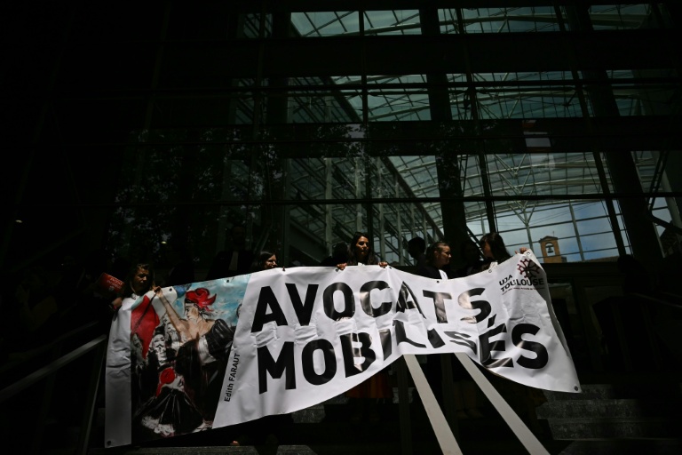 Des avocats rassemblés devant le palais de justice de Toulouse lors d'une journée d'action pour s'opposer au projet de loi SURE, le 29 juin 2026