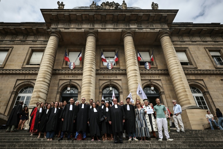 Des magistrats et des avocats rassemblés devant le palais de justice de Paris lors d'une journée d'action pour s'opposer au projet de loi SURE, le 29 juin 2026