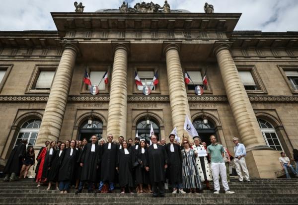 Des magistrats et des avocats rassemblés devant le palais de justice de Paris lors d'une journée d'action pour s'opposer au projet de loi SURE, le 29 juin 2026