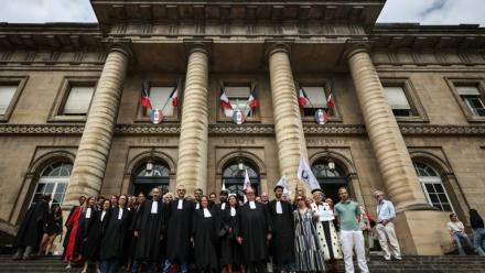 Des magistrats et des avocats rassemblés devant le palais de justice de Paris lors d'une journée d'action pour s'opposer au projet de loi SURE, le 29 juin 2026